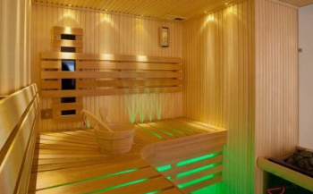 sauna osvětlená LED světlem 