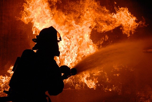 hasič zasahující u požáru
